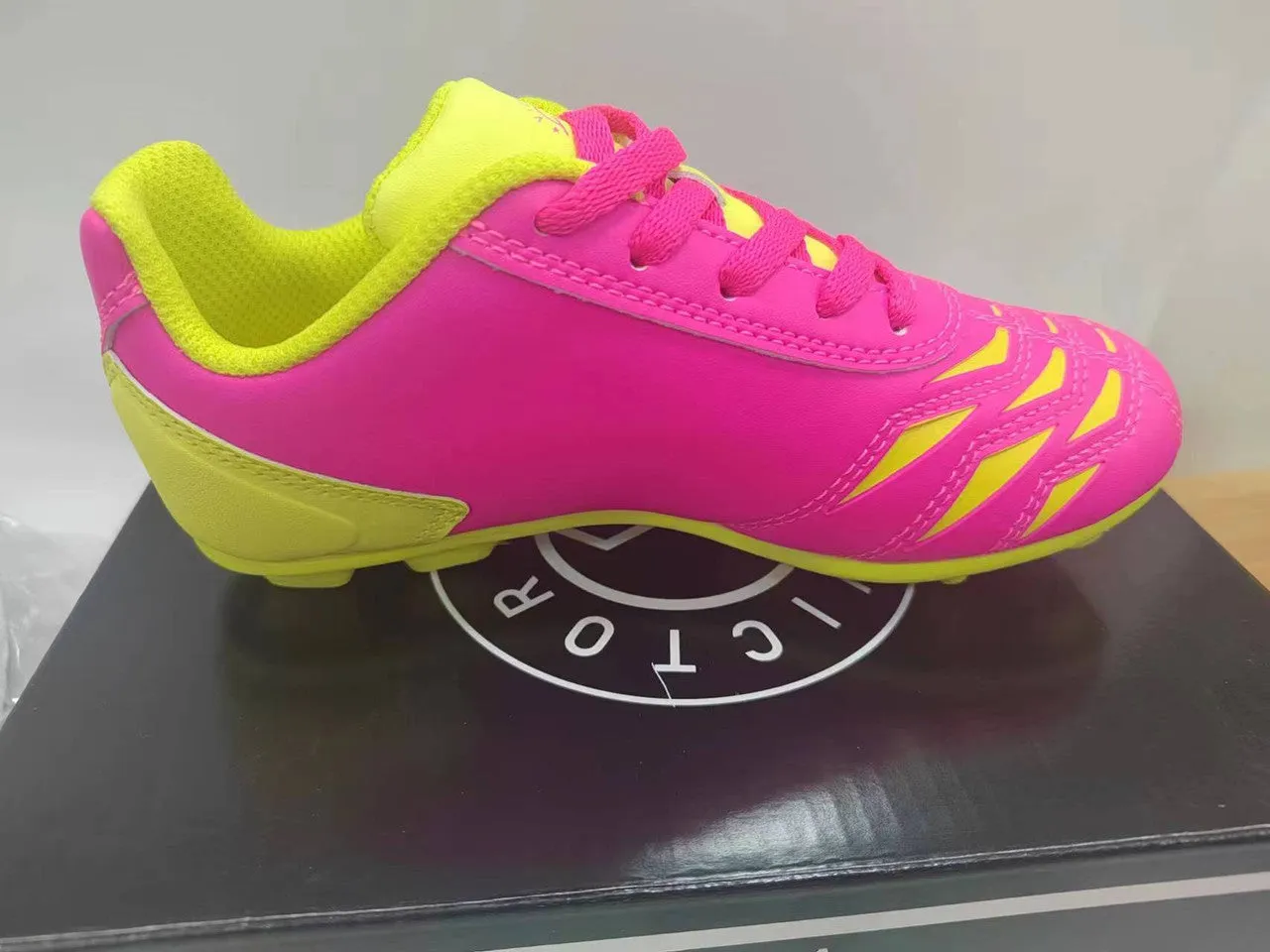 New Victor Sierra Kids Cattura MD Jr Soccer Shoes Size 13.5T Pink/Yellow