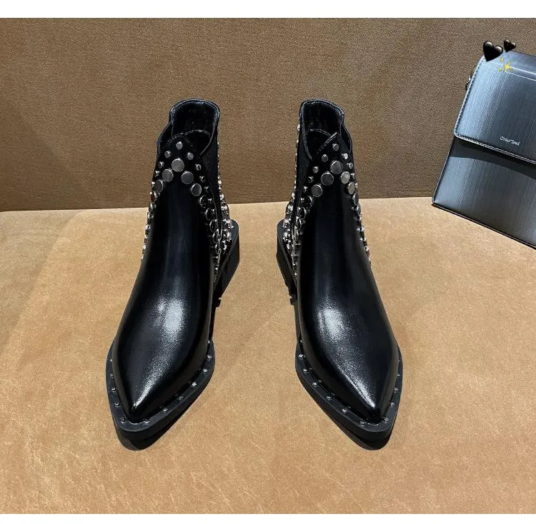 Stud Deatail Chelsea Boots