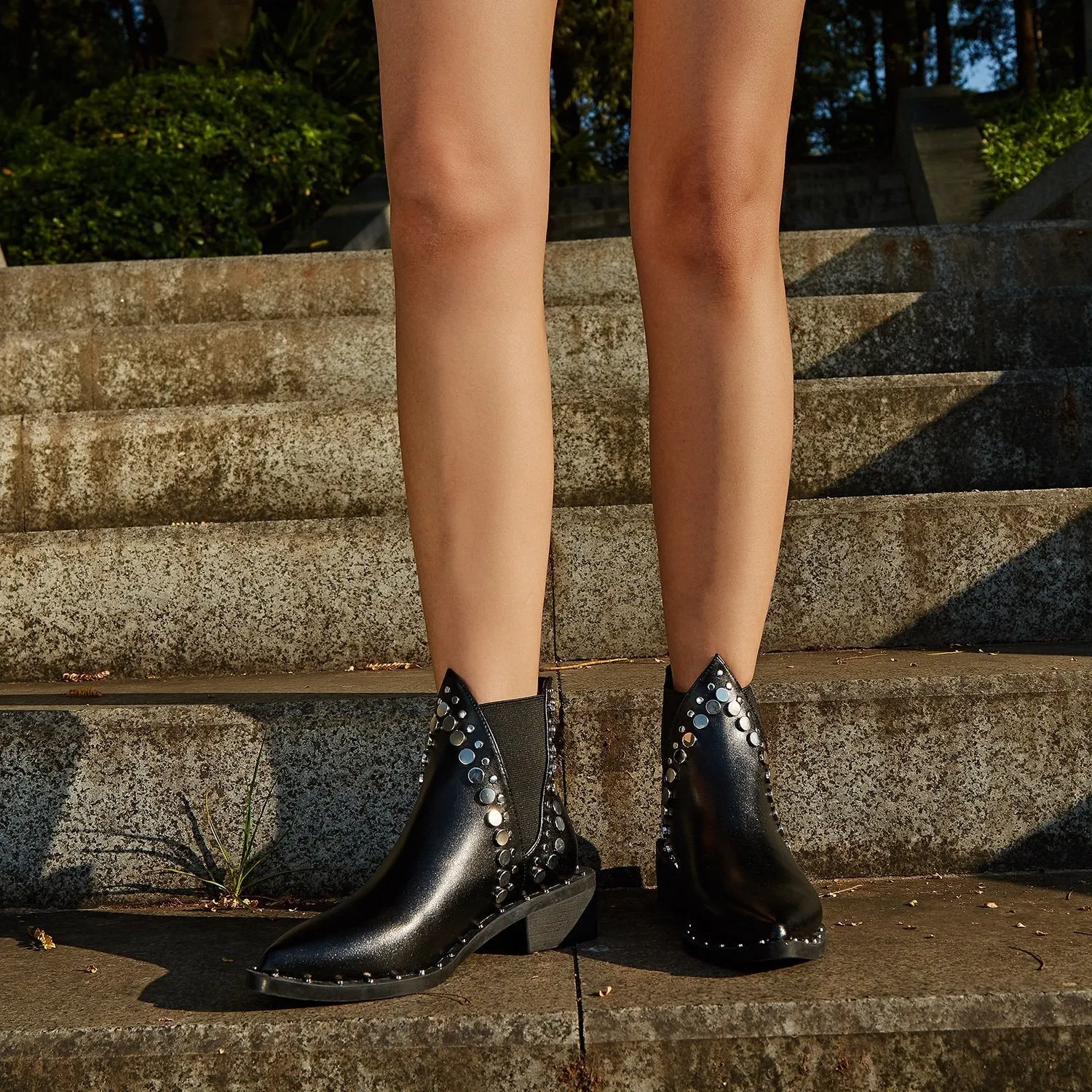 Stud Deatail Chelsea Boots